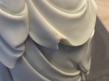 Une figure de Guanyin en porcelaine blanc de Chine, marque en creux, 19/20&egrave;me